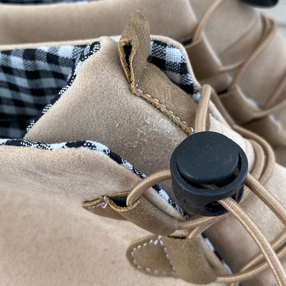 Woman’s light weight ankle boot. - Picture 10 of 12